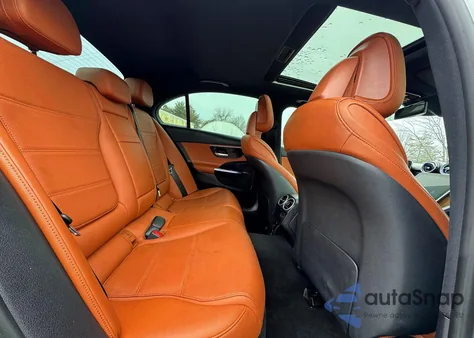 2022 Mercedes-Benz C 300 z USA, uszkodzony, nr VIN W1KAF4GB3NR059375